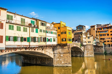 Fototapeta na wymiar Ponte Vecchio z rzeki Arno w Florence, Italy