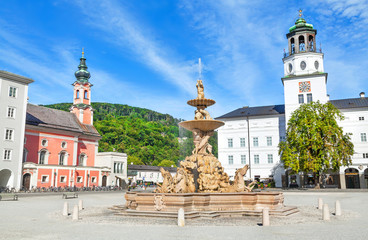 Obraz premium Residenzplatz ze słynnym Residenzbrunnen w Salzburgu w Austrii