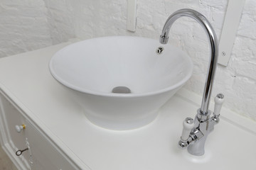 évier vasque de salle de bain sur meuble restauré