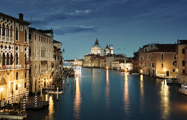 Canal Grande und Basilika Santa Maria della Salute, Venedig, Italien © Iakov Kalinin