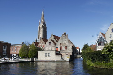 Fototapeta premium Eglise Notre Dame sur un canal à Bruges, Belgique