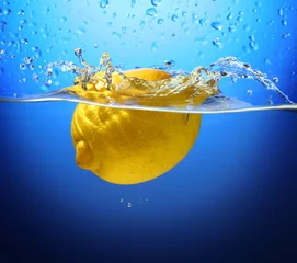 Fototapeten Gelbe Zitrone im Spritzwasser © Sergey Yarochkin