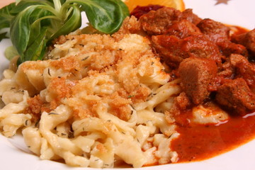 Putengulasch mit Spätzle