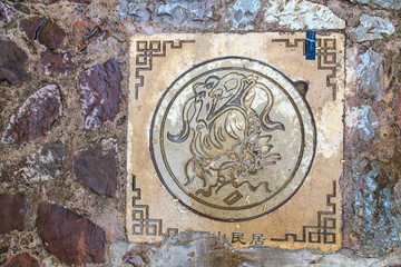 Artistic street tile of sewage cover