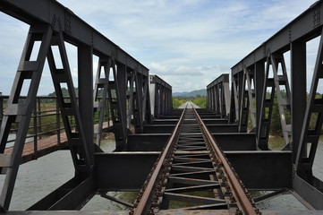 Fototapeta premium Rails et pont metallique