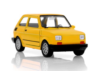 Obraz na płótnie Canvas Cult mały żółty kompaktowy samochód miejski na białym