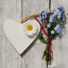 weißes Holzherz mit Vergissmeinnicht