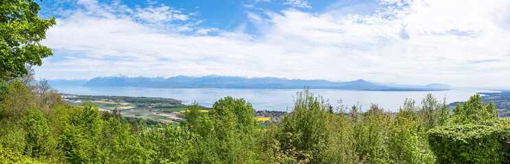 Fototapeta premium Panoramic view of the Leman Lake from Signal de Bougy park