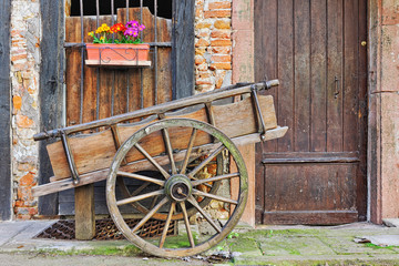 Obraz premium Decorative wooden cart in front of a farmhouse in Colmar