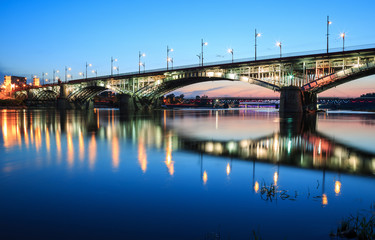 Obraz premium Podświetlany most w nocy i odbite w wodzie