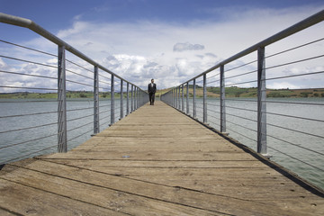 Fototapeta premium Uomo in pontile