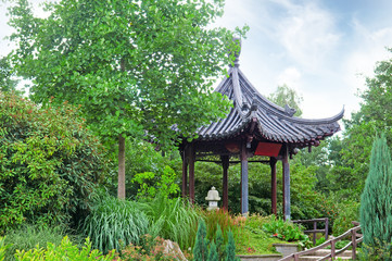 Fototapeta na wymiar altanka w stylu chińskim