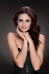 Naklejka premium Beautiful brunette woman on grey background