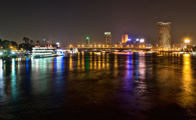 Fototapeta na wymiar Nile most w nocy