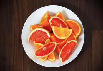 Obraz na płótnie Canvas Pomarańczowy owoc kolory czerwony i pomarańczowy, w kawałki zdrowej przekąski