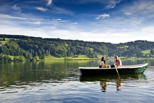 Liebespaar bei der Bootsfahrt.