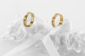 Hochzeitsring auf weisser Schleife 3