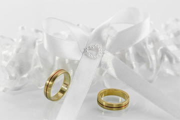 Hochzeitsring auf weisser Schleife 4