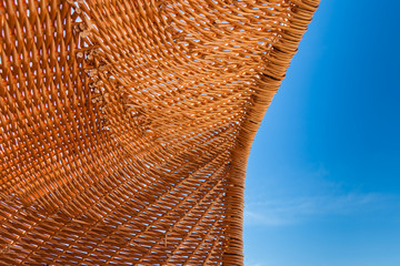 Fototapeta Wiklinowy kosz na plaży obraz