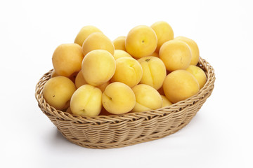 Korb mit Aprikosen