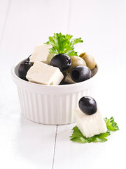 Feta und grüne und schwarze Oliven.