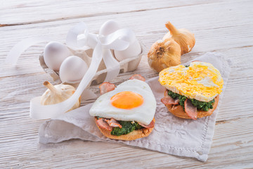 Bread au gratin with fried egg and spinach