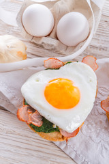 Bread au gratin with fried egg and spinach