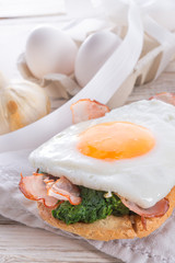 Bread au gratin with fried egg and spinach