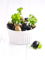 Schwarze und grüne Oliven.