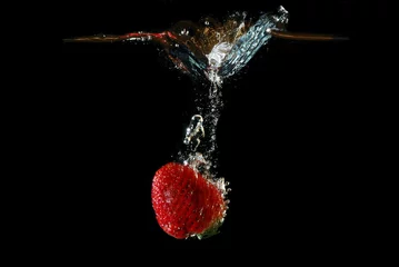 Crédence de cuisine en verre imprimé Éclaboussures deau la fraise tombe rapidement dans l& 39 eau