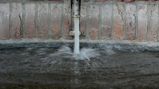 Reines Wasser aus Brunnen