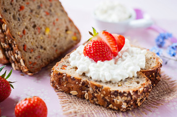 brot mit hüttenkäse und frischen erdbeeren