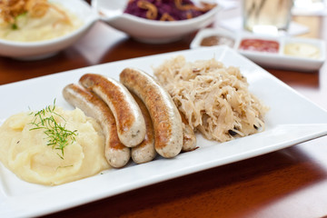 Nürnberger Bratwurst und Sauerkraut