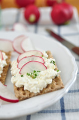 Knäckebrot mit Frischkäse und Radieschen