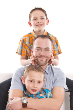 Allein erziehender Vater mit seinen Söhnen