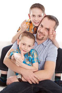 Familie - Vater allein-erziehend mit seinen Kindern