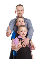 Alleinerziehender Vater mit seinen beiden Kindern