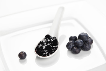 Heidelbeermarmelade auf einem Teller