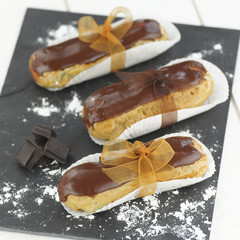 éclairs au chocolat fond blanc 2