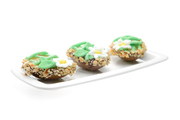 Dessert con uova decorate al cioccolato