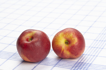 Nektarinen auf einem Geschirrtuch