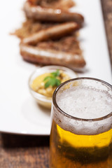 Nürnberger Würstchen mit Bier
