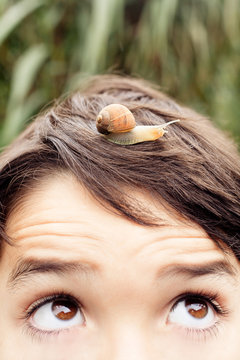 Ni&ntilde;o y caracol