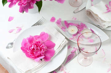 Obraz na płótnie Canvas Szczęśliwego tabeli z różowych piwonii
