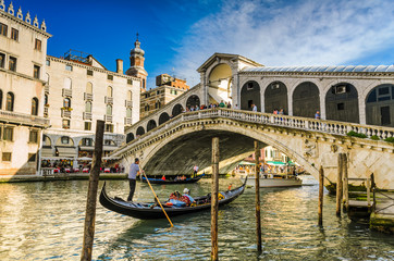 Gondola at the Rialto bridge in Venice, Italy - obrazy, fototapety, plakaty