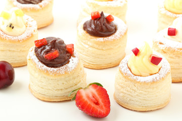 dessert vol-au vent dolci con crema cioccolato e frutta