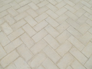 losas en zig zag en el piso del jardin