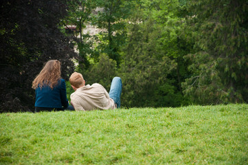 couple assis dans l'herbe