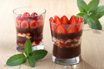 dessert in bicchiere cioccolato millefoglie  fragole e ciliege