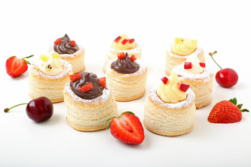 dessert vol-au vent dolci con crema cioccolato e frutta